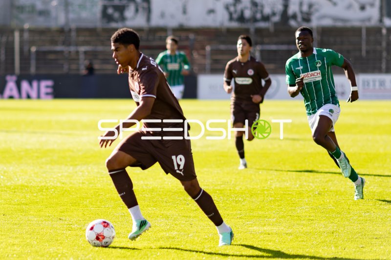 Jack Wardius (#19; FC St. Pauli II) mit Ball gegen Joel Chinaemerem Amadi
