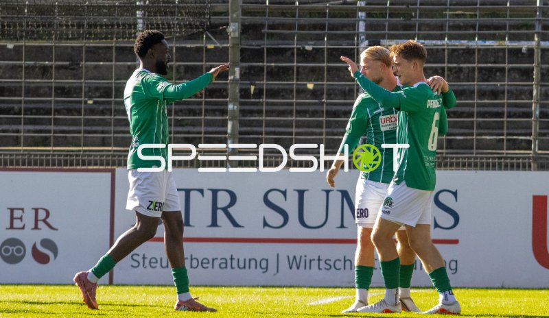VfB Lübeck Spieler jubeln nach Tor an der Lohmühle