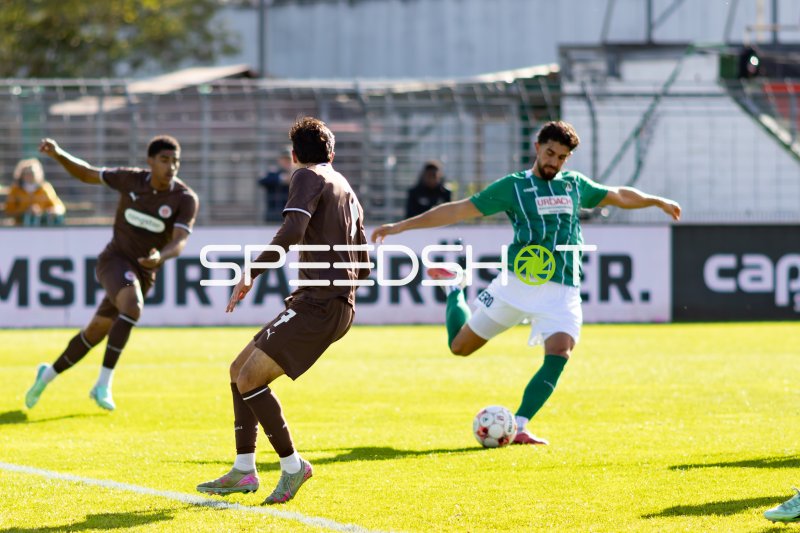 #5 Deniz Hasan Yilmaz (VfB Lübeck) klärt vor #7 Haron Sabah (FC St. Pauli II) und #19 Jack Wardius (FC St. Pauli II)