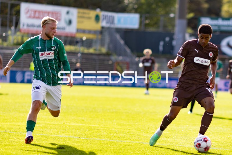 Tom Kankowski (#8; VfB Lübeck) im Zweikampf gegen Lübecker Gegner