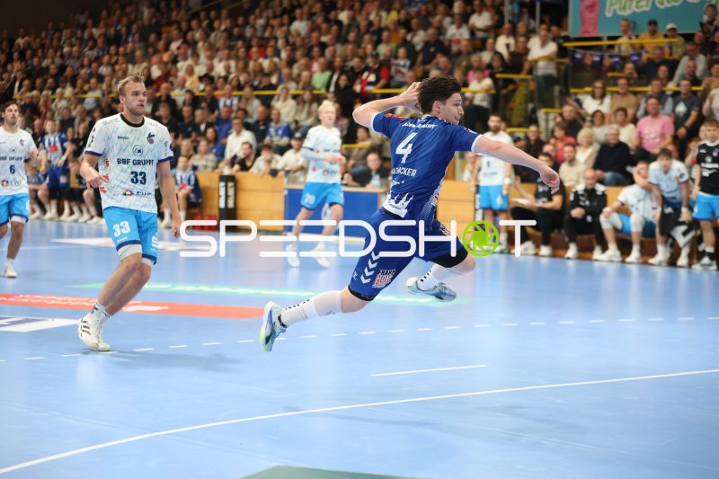 Tim Schröder (#33; 1. VFL Potsdam) im Sprungwurf gegen Lübeck-Schwartau