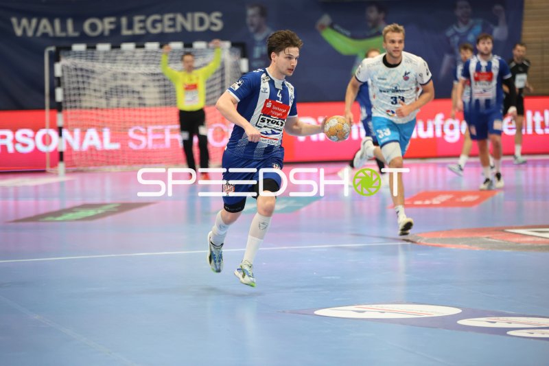 Paul Holzhacker (#4; VfL Lübeck-Schwartau) im Angriff gegen 1. VfL Potsdam