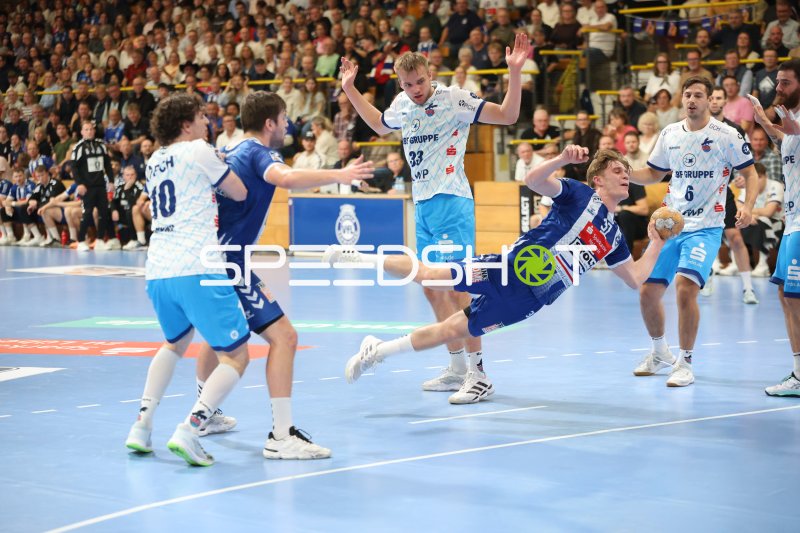 Tim Schröder (#33; 1. VFL Potsdam) im Sprungwurf gegen VfL Lübeck-Schwartau