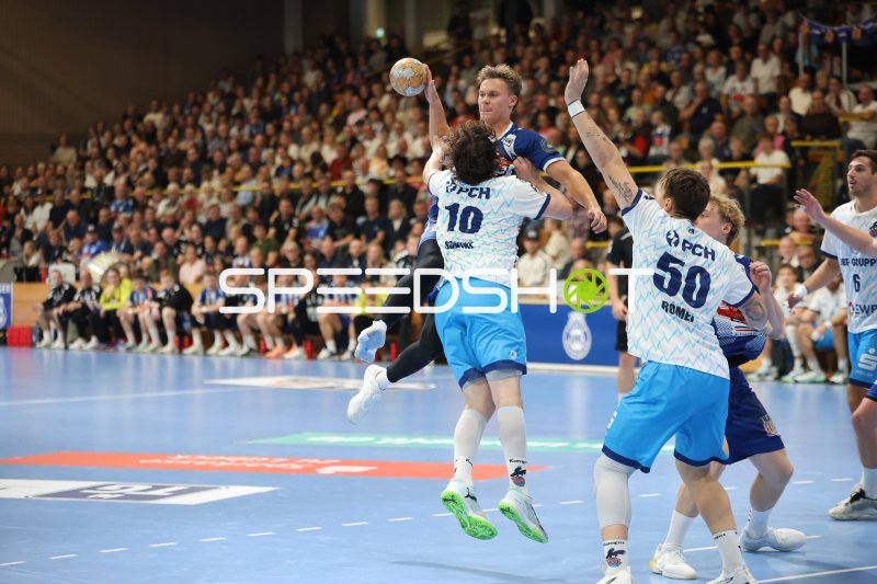Einar Nickelsen (#42; VfL Lübeck-Schwartau) im Sprungwurf gegen Potsdam