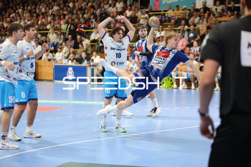 Giacomo Savini (#10; 1. VFL Potsdam) im Sprungwurf gegen Rasmus Houmøller