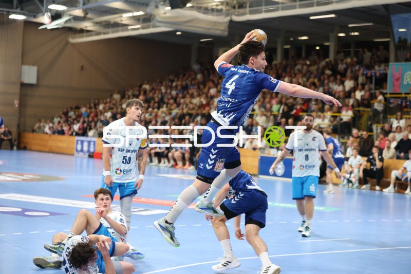 Marvin Siemer (#4; 1. VFL Potsdam) im Sprungwurf gegen VfL Lübeck-Schwartau