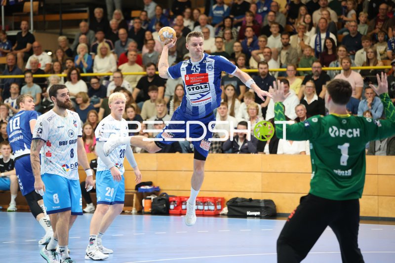 Jan-Eric Speckmann (#45; VfL Lübeck-Schwartau) im Sprungwurf gegen 1. VfL Potsdam