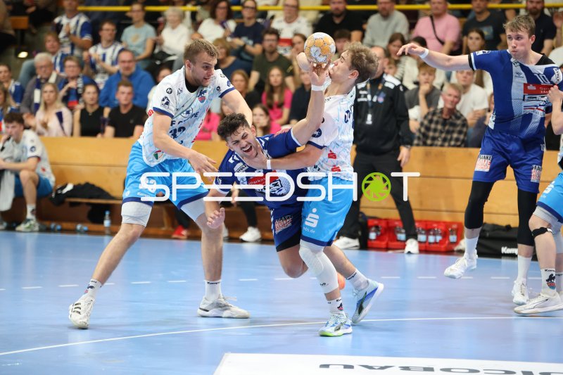 Ole Hagedorn (#10; VfL Lübeck-Schwartau) im Angriff gegen 1. VfL Potsdam
