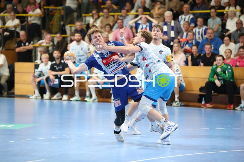Angreifer des VfL Lübeck-Schwartau im Sprungwurf gegen 1. VfL Potsdam