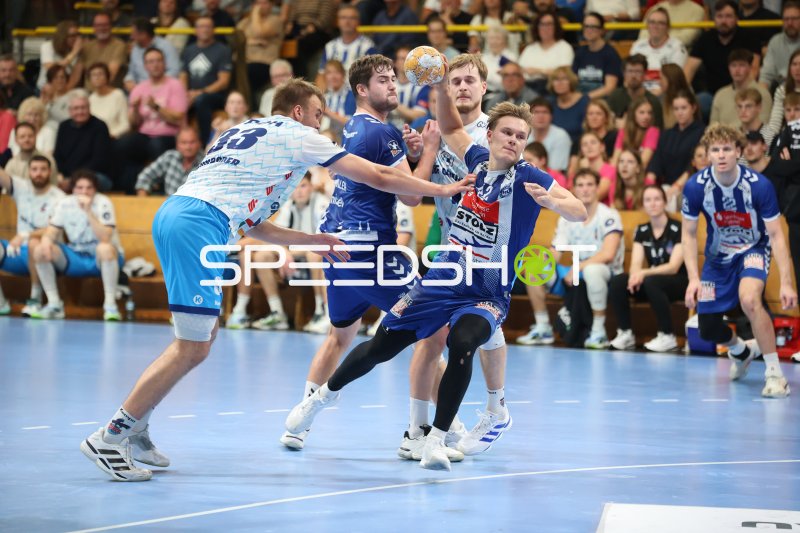 Nicolas Paulnsteiner (#7; 1. VFL Potsdam) im Sprungwurf gegen Lübeck-Schwartau
