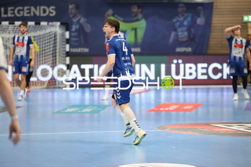 Paul Holzhacker (#4; VfL Lübeck-Schwartau) im Sprungwurf gegen Potsdam