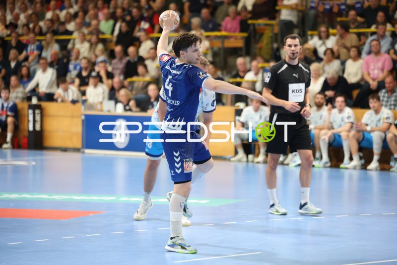 Paul Holzhacker (#4; VfL Lübeck-Schwartau) im Sprungwurf