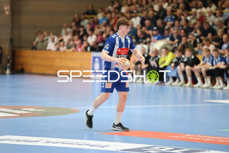 Guy Resch Ermann (#3; VfL Lübeck-Schwartau) mit Ball im Spielaufbau