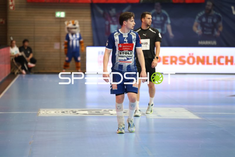 Paul Holzhacker (#4; VfL Lübeck-Schwartau) während Spielunterbrechung in der Hansehalle