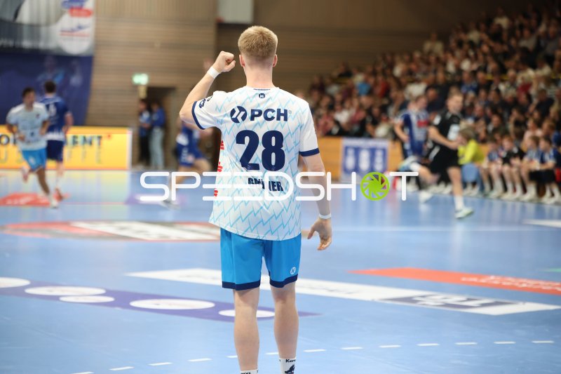 Jan Grüner (#28; 1. VFL Potsdam) jubelt in der Hansehalle
