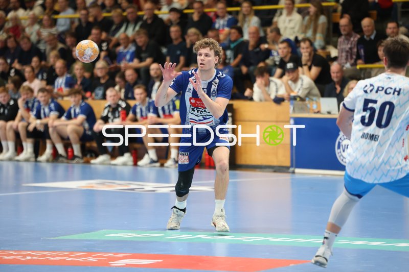 Magnus Holpert (#22; VfL Lübeck-Schwartau) im Sprungwurf gegen Potsdam