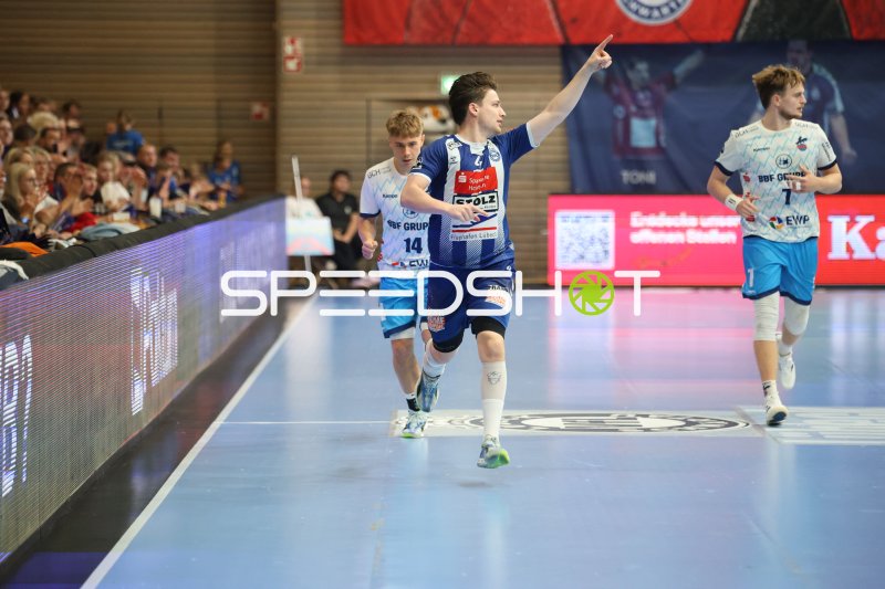 Paul Holzhacker (#4; VfL Lübeck-Schwartau) jubelt nach Tor in der Hansehalle