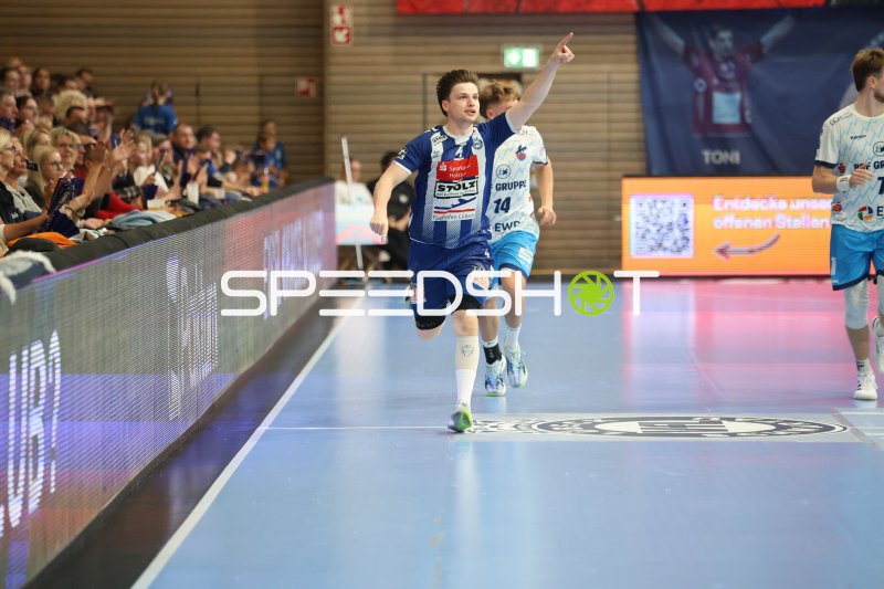 Paul Holzhacker (#4; VfL Lübeck-Schwartau) jubelt nach Tor in der Hansehalle