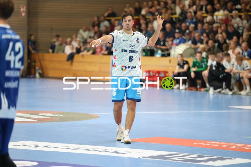 Markus Mahr (#6; 1. VFL Potsdam) gestikuliert auf dem Spielfeld