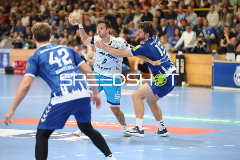 Ole Schramm (#13; VfL Lübeck-Schwartau) im Sprungwurf gegen Potsdams Abwehr