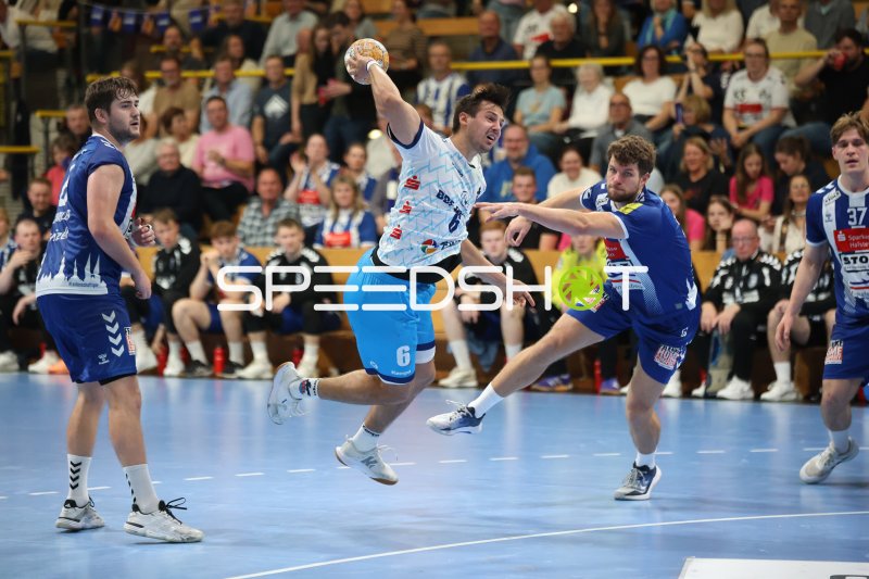 Markus Mahr (#6; 1. VFL Potsdam) im Sprungwurf gegen Lübeck-Schwartau