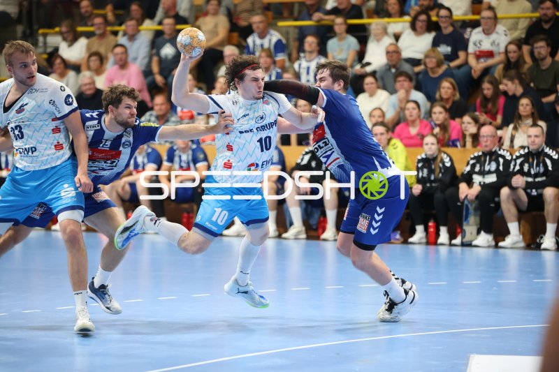 Ole Schramm (#13; VfL Lübeck-Schwartau) im Sprungwurf gegen Tim Schröder (#33; 1. VfL Potsdam)