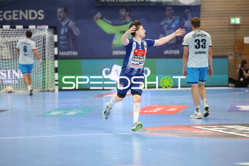 Paul Holzhacker (#4; VfL Lübeck-Schwartau) jubelt nach Tor