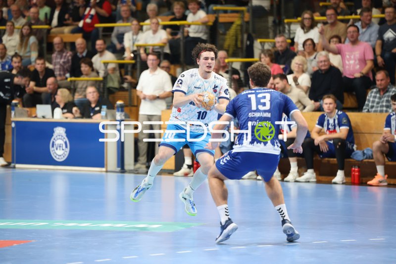 Giacomo Savini (#10; 1. VFL Potsdam) mit Ball gegen Lübeck-Schwartau