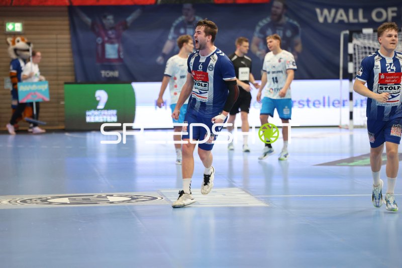 Alexander Hartwig (#24; VfL Lübeck-Schwartau) beim Aufwärmen in der Hansehalle