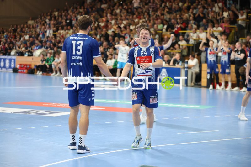 Alexander Hartwig (#24; VfL Lübeck-Schwartau) jubelt in der Hansehalle