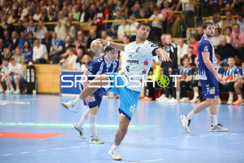 Markus Mahr (#6; 1. VFL Potsdam) im Sprungwurf gegen VfL Lübeck-Schwartau