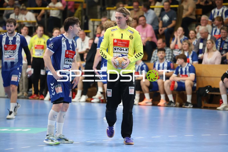 Adam Thorstensen (#1; VfL Lübeck-Schwartau) mit Ball in der Hansehalle