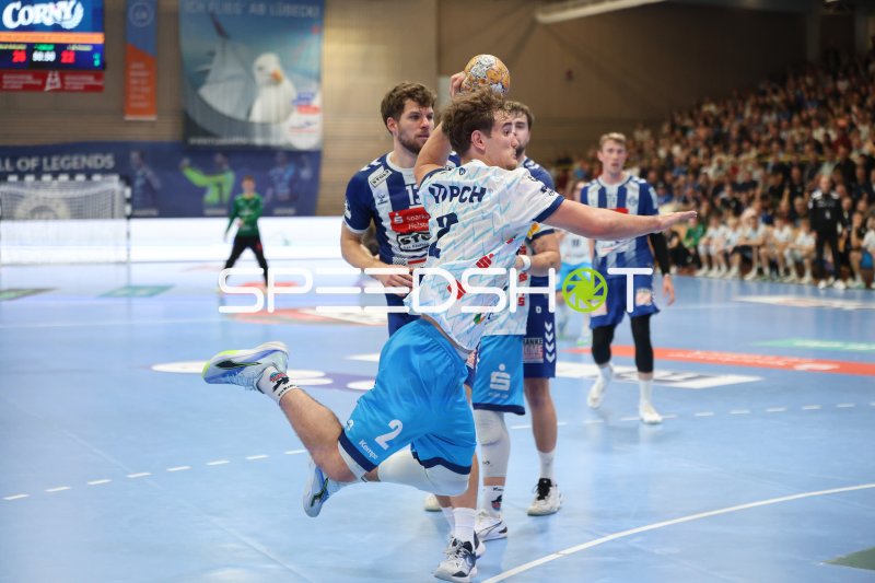 Ole Schramm (#13; VfL Lübeck-Schwartau) im Sprungwurf gegen 1. VfL Potsdam