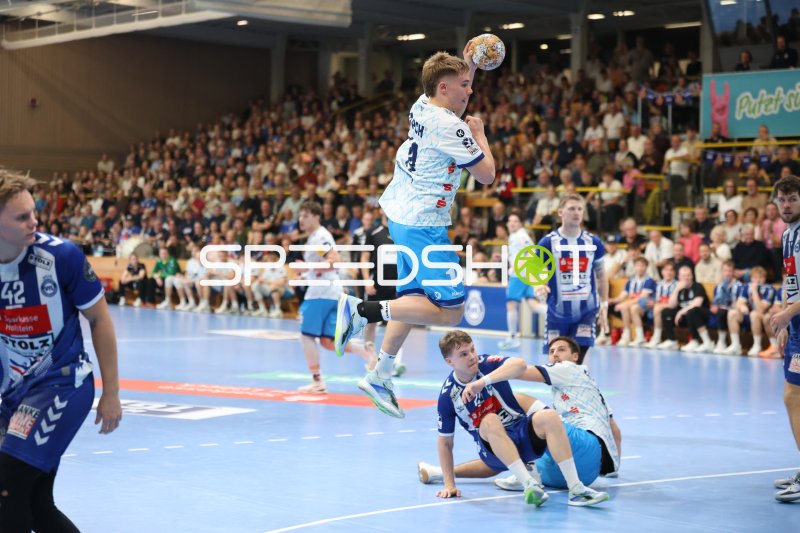Ole Schramm (#13; VfL Lübeck-Schwartau) im Sprungwurf gegen 1. VfL Potsdam