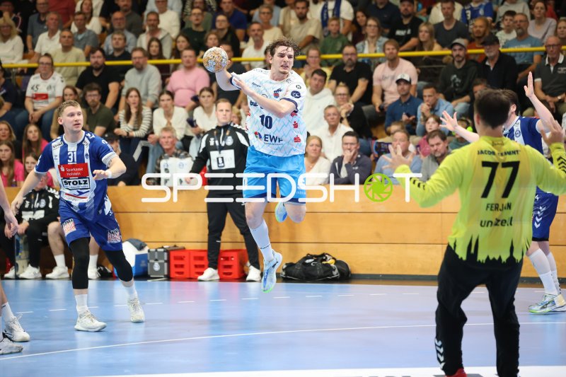 Oliver Juhl Refsgaard (#31; VfL Lübeck-Schwartau) im Sprungwurf gegen 1. VfL Potsdam
