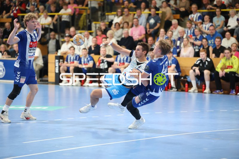 Magnus Holpert (#22; VfL Lübeck-Schwartau) in der Abwehr gegen Potsdam