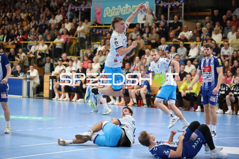 Ole Schramm (#13; VfL Lübeck-Schwartau) im Sprungwurf gegen 1. VfL Potsdam