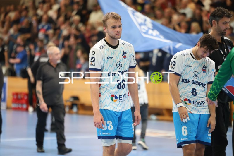 Tim Schröder (#33; 1. VfL Potsdam) und Markus Mahr (#6; 1. VfL Potsdam) nach Spielende in der Hansehalle Lübeck