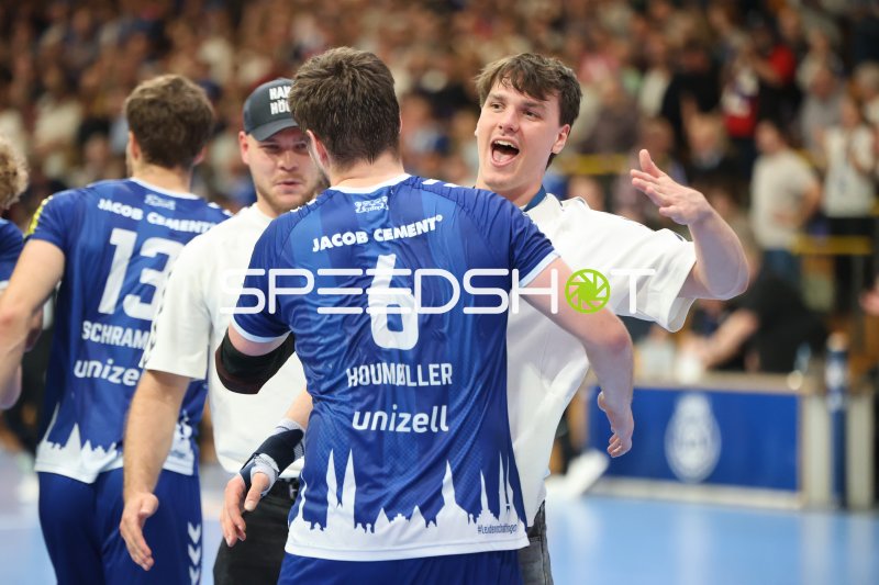 Maximilian Botta und Paul Skorupa (VfL Lübeck-Schwartau) jubeln in der Hansehalle