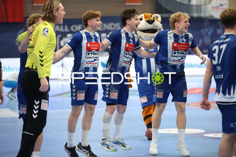 VfL Lübeck-Schwartau feiert mit Maskottchen in der Hansehalle