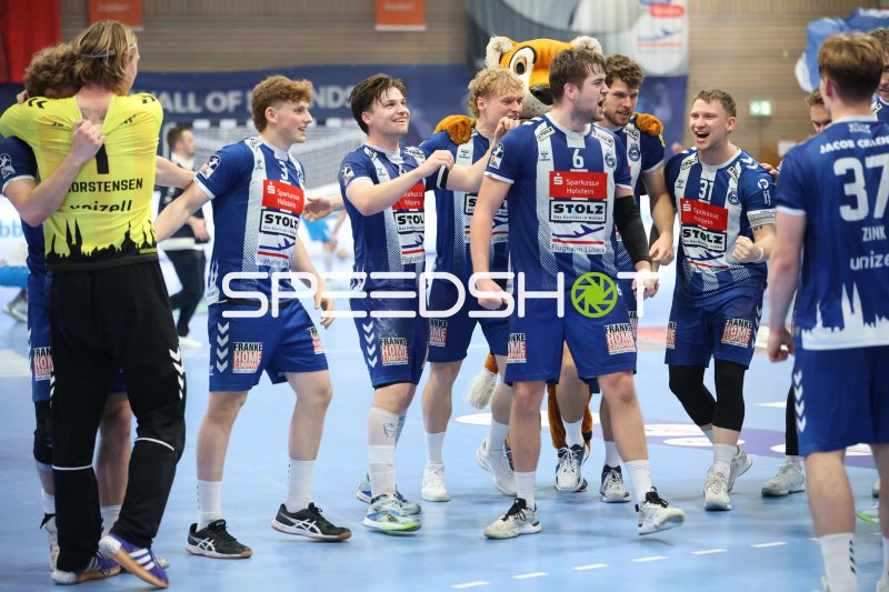 VfL Lübeck-Schwartau feiert mit Maskottchen in der Hansehalle
