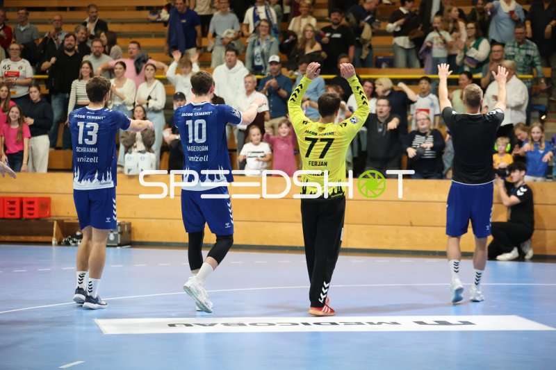 Ole Schramm (#13; VfL Lübeck-Schwartau) und Jürgen Jägeborn (#10) nach Spielende in der Hansehalle