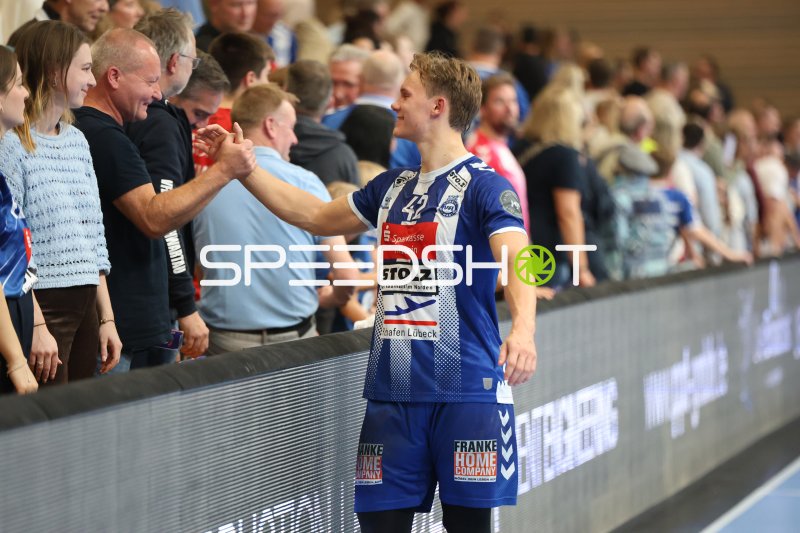 VfL Lübeck-Schwartau Spieler (#42) jubelt mit Fans an der Seitenlinie