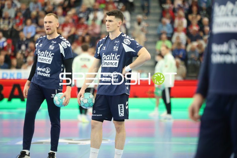 Aymeric Minne (#44; SG Flensburg Handewitt) und Simon Pytlick (#2; SG Flensburg Handewitt) in der GGW Arena