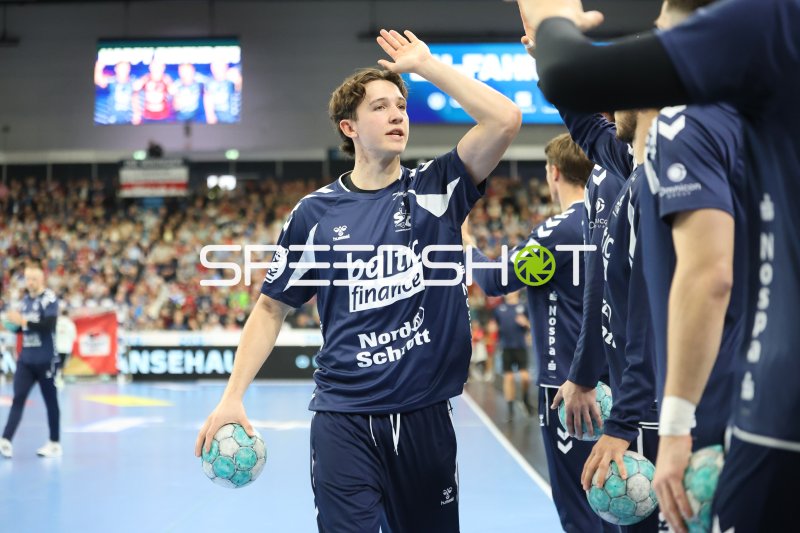 Onno Buschmann (#13; SG Flensburg Handewitt) beim Einlaufen in der GGW Arena