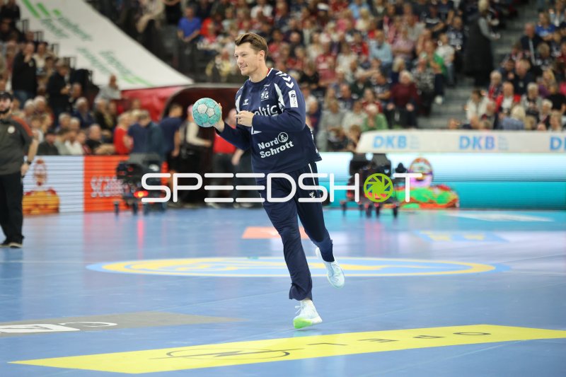 Emil Jakobsen (#31; SG Flensburg Handewitt) im Sprungwurf