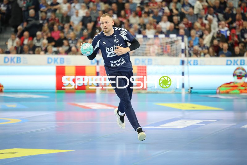 Simon Pytlick (#2; SG Flensburg Handewitt) im Angriff