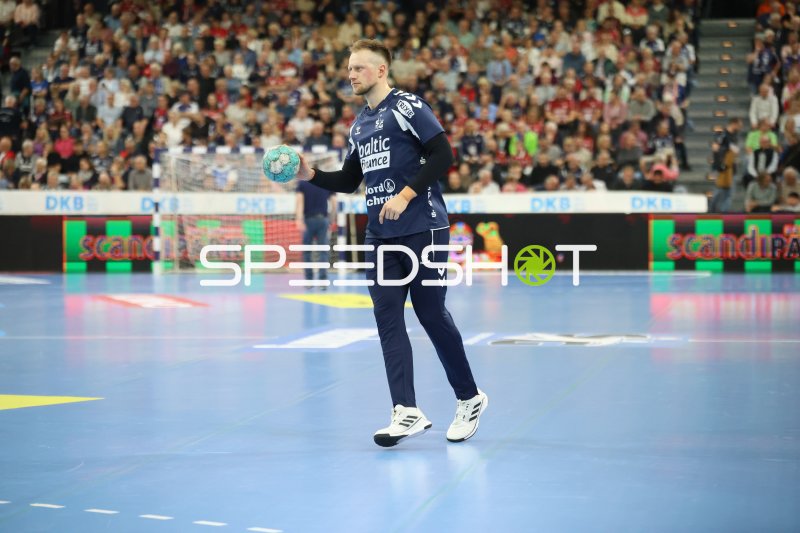 Luca Witzke (#77; SG Flensburg Handewitt) im Sprungwurf