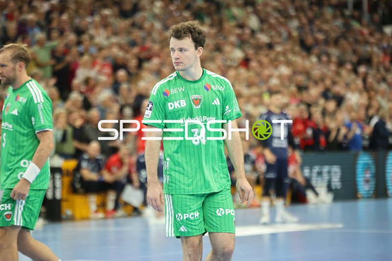 Hakun west av Teigum (#34; Füchse Berlin) in der GGW Arena