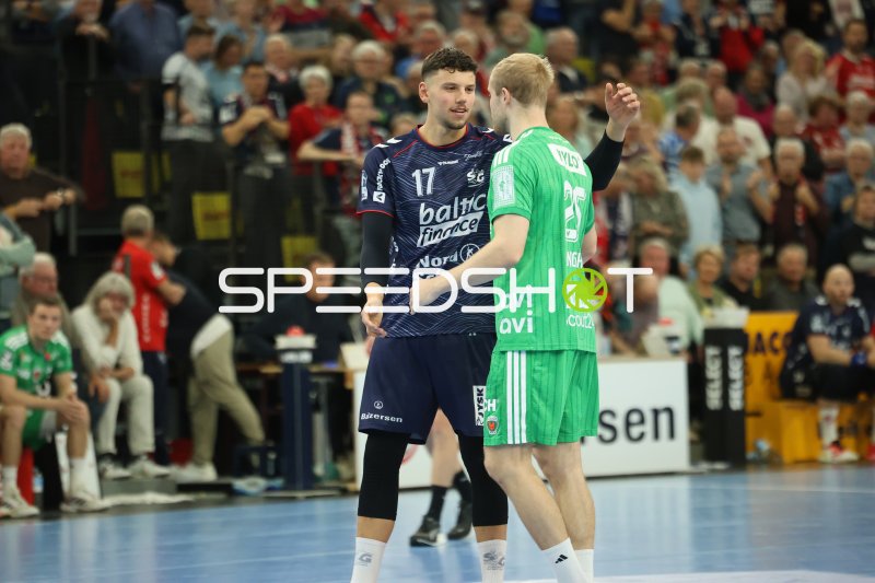 Marko Grgić (#17; SG Flensburg Handewitt) im Gespräch mit Gegenspieler
